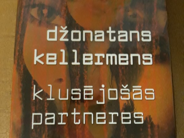 Klusējošās partneres