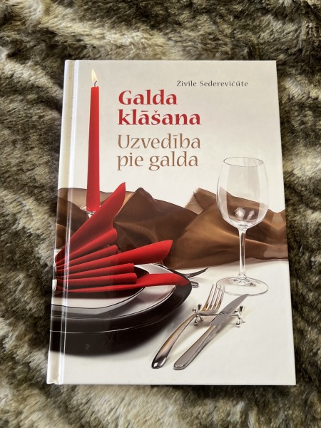Galda klāšana, uzvedība pie galda