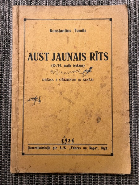 Aust jaunais rīts