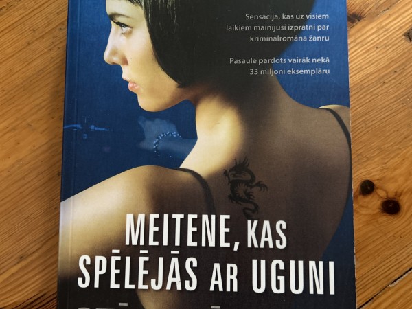 Meitene kas spēlējās ar uguni