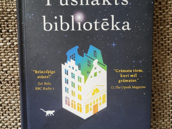 Pusnakts bibliotēka