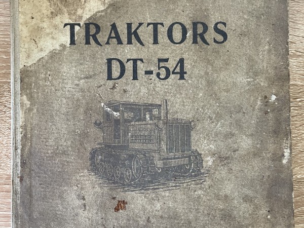 Traktors DT-54