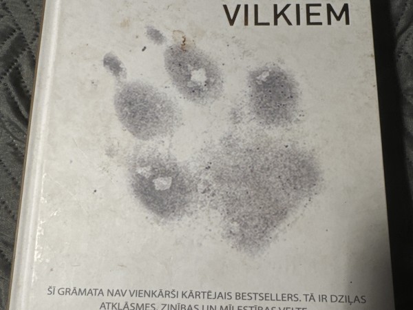 Sievietes kuras skrien ar vilkiem