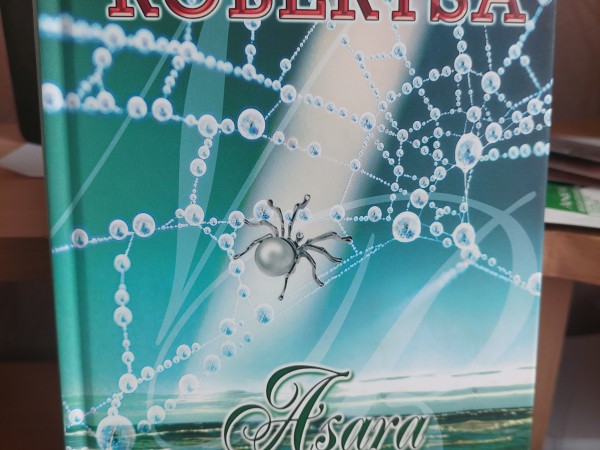 Asara zirnekļu tīklā