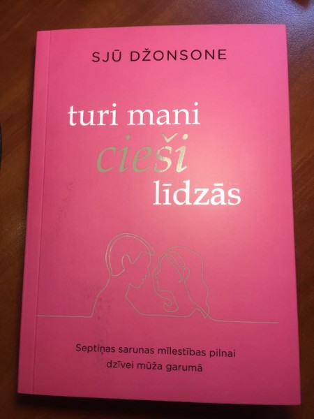 turi mani cieši līdzās