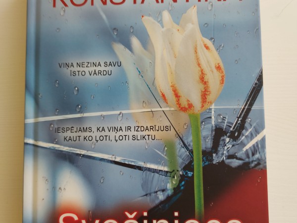 Svešiniece spogulī