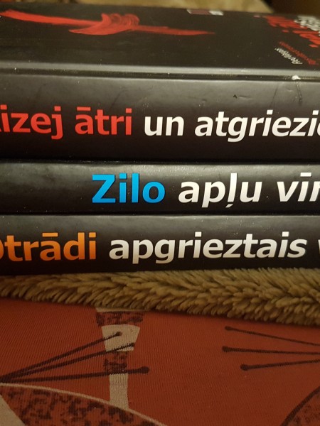 Zilo apļu vīrs. Otrādi apgrieztais vīrs. Aizej ātri un atgriezies vēlu.