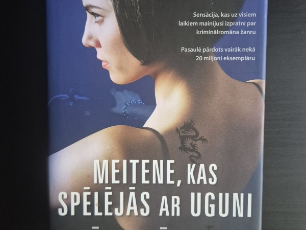 Meitene, kas spēlējās ar uguni