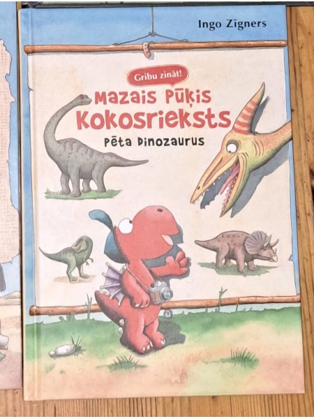 Mazais pūķis Kokosrieksts pēta dinozaurus
