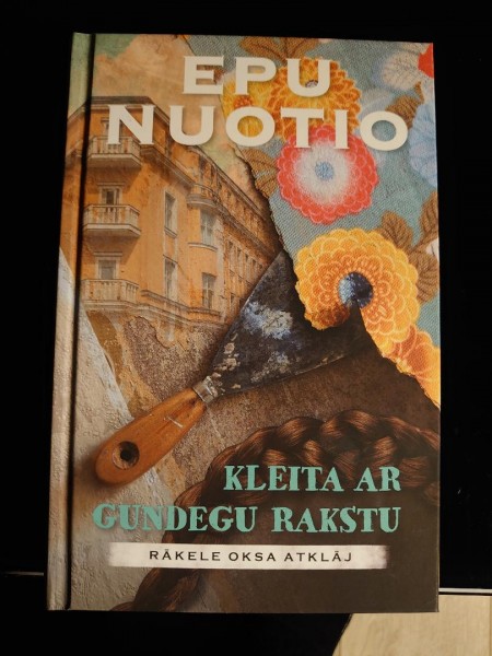 Kleita ar gundegu rakstu