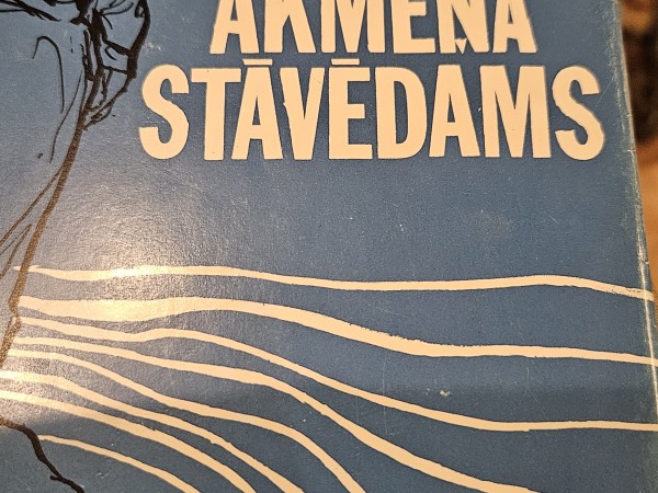 Uz akmeņa stāvēdams