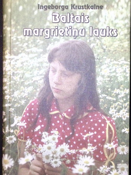 Baltais margrietiņu lauks