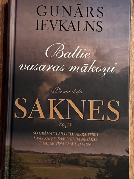 Baltie vasaras mākoņi