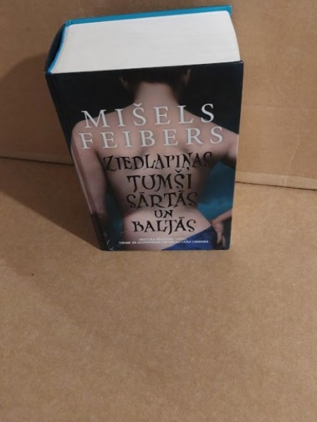 Ziedlapiņas tumši sārtās un baltās