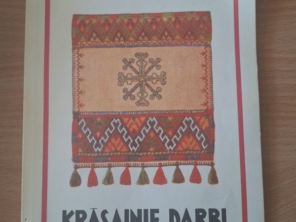 Zeltenes rokdarbi Krāsainie darbi