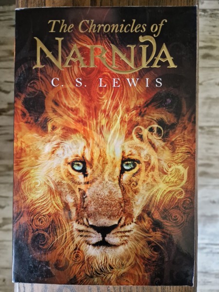 The Chronicles of Narnia (Nārnijas hronika), visas 7 daļas vienā sējumā