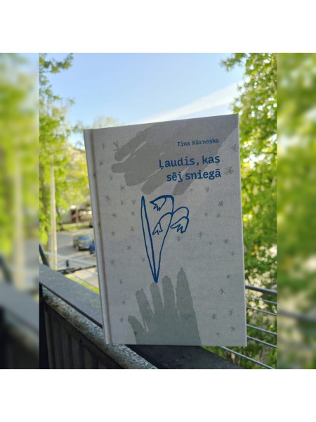 Ļaudis,kas sēj sniegā