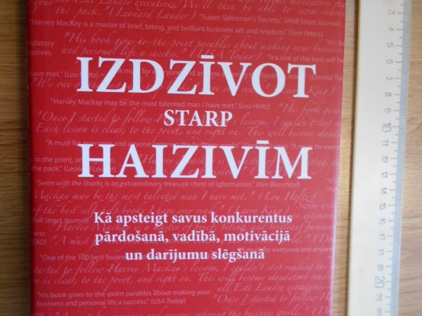 Izdzīvot starp haizivīm