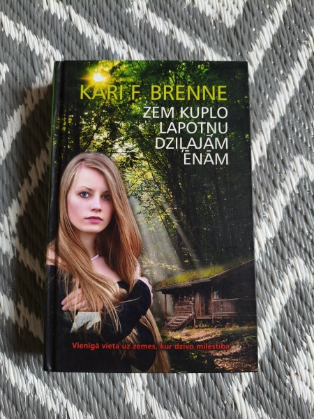 Zem kuplo lapotņu dziļajām ēnām