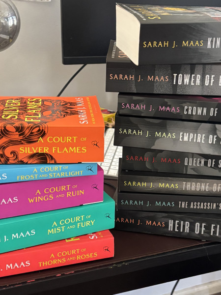 A court of thorns and roses / Throne of glass