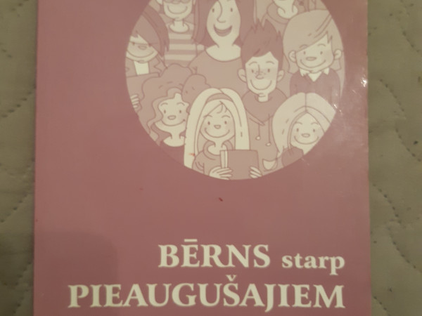 Bērns starp pieaugušajiem