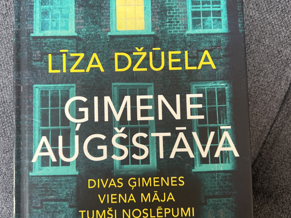 Ģimene augšstāvā