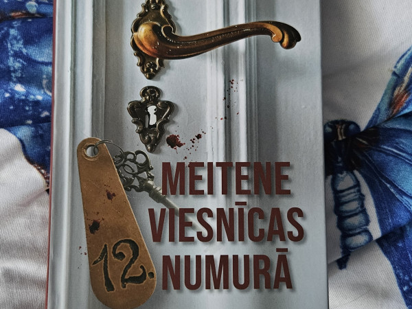 Meitene viesnīcas numurā